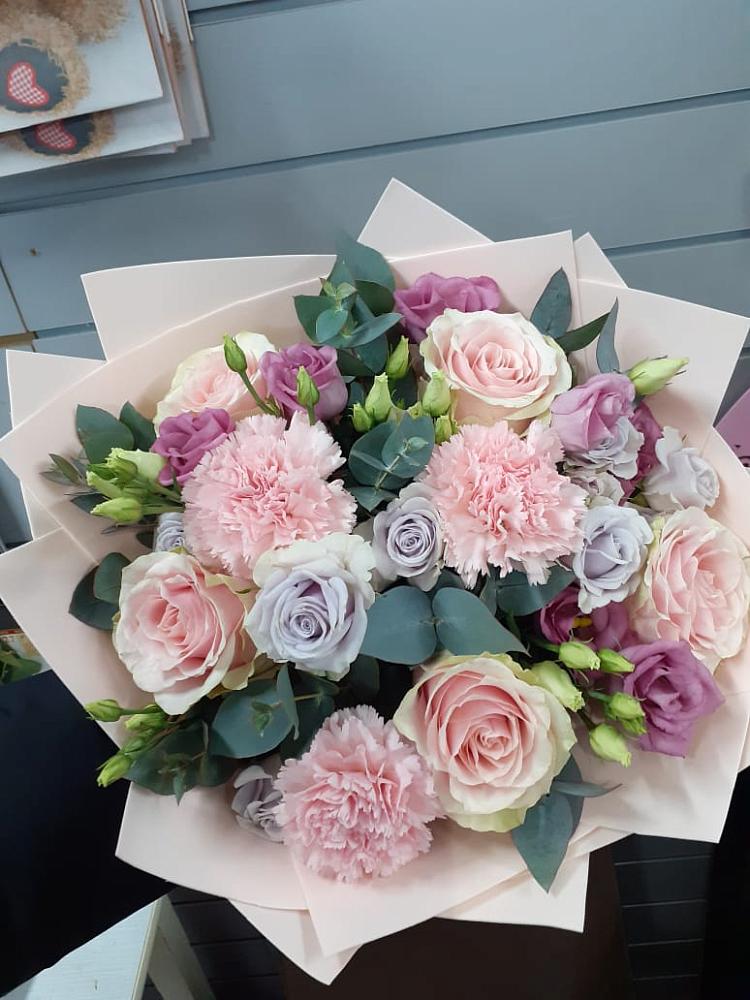 Букет цветов из: Розы, Гвоздики и Лизиантусы в Заветы Ильича